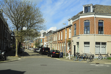 900988 Gezicht in de Goedestraat te Utrecht, uit het zuiden, vanaf de kruising met de Griftstraat.